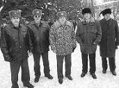 Куратор подмосковных ОМОНов генерал Владимир Позняк (в центре) на годовщине трагедии.