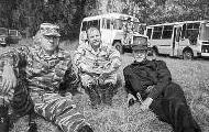 Командир Сергиево-Посадского ОМОНа Дмитрий Маркелов (в центре) с коллегами, 1998 год.